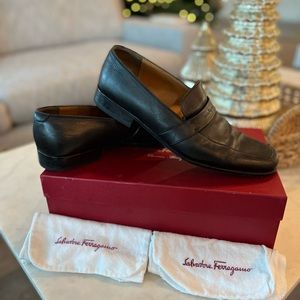 Salvatore Ferragamo Black 9.5 2E